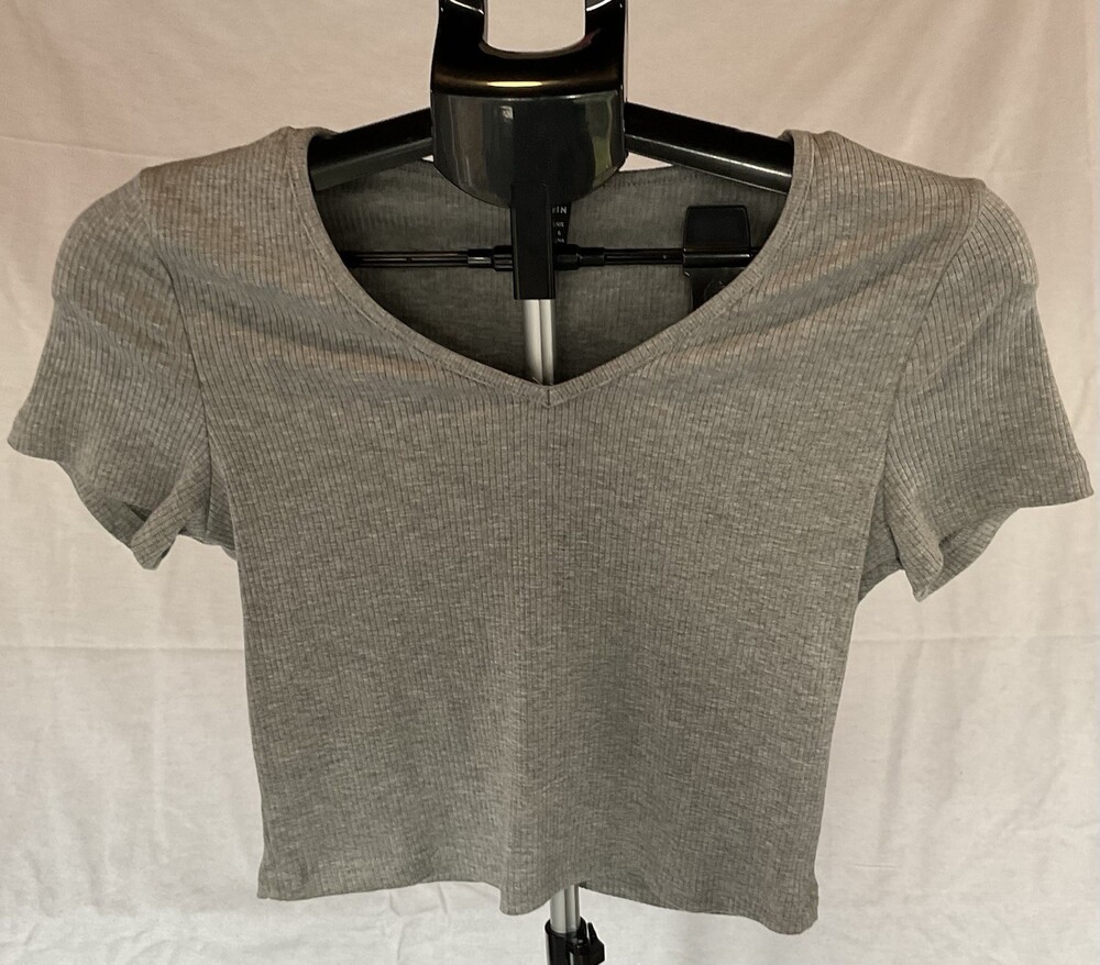 Gray Cropped V-neck Ribbed Shirt, Women’s, Size Medium
